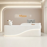 Bureau d'accueil moderne et minimaliste en cuir avec finition courbée et effet brûlé pour salons de beauté, magasins de détail et bureaux d'entreprise