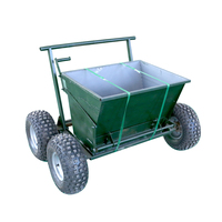 Équipement de remplissage de sable pour gazon synthétique destiné à la construction de terrains de sport, doté d'une conception compacte et d'un remplissage homogène.
