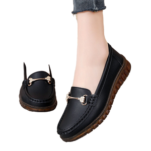 รองเท้าสวมแบบสบายๆ สำหรับผู้หญิง ดีไซน์หนังนิ่ม พื้นเรียบ สีผสม พื้นรองเท้า PVC แฟชั่นฤดูใบไม้ผลิและฤดูใบไม้ร่วง เหมาะสำหรับกิจกรรมกลางแจ้ง - Product Image 1