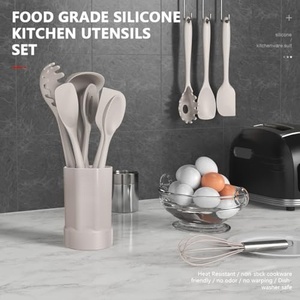 Ensemble de 4 ustensiles de cuisine en silicone de qualité alimentaire : spatule, pince à huile, fouet et pince de cuisine tout-en-un - Product Image 2