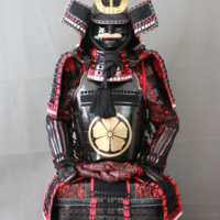 Armure de samouraï japonaise Yoroi en fer noir et rouge, entièrement portative, ornée de détails dorés, avec casque Kabuto, idéale pour l'exposition muséale et le cosplay