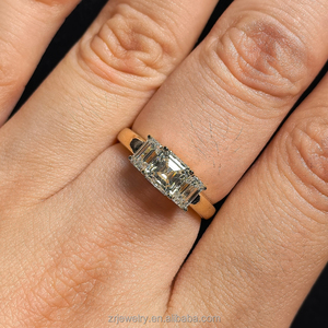 Anillo de Compromiso con Diamante Cultivado en Laboratorio Cuadrado Personalizado, Joyería de Diamante de Laboratorio de Tres Piedras, Anillo de Diamante Cultivado en Laboratorio de <span class=keywords><strong>18K</strong></span> - Product Image 5