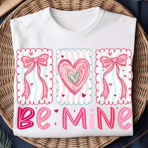 Transfert DTF Preppy Be Mine, prêt à presser, motif Valentine, nœud coquette, cœur en trait de pinceau, Cupidon, amour, DTF pour t-shirts, tasses - Product Image 2