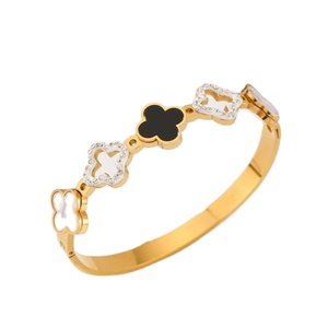 Bracciale Charm alla Moda Placcato Oro in Acciaio Inossidabile con Design a Piccoli Fiori, Gioielli da Donna - Product Image 1