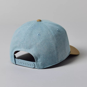 Gorra de Béisbol de 5 Paneles con Parches de Mezclilla en Contraste de Color y Bordado - Product Image 3