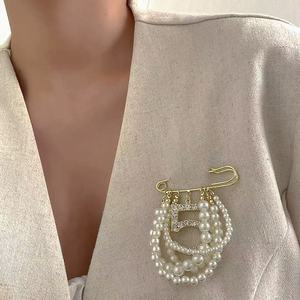 Broche de luxe de créateur NO.5, pendentif en perles, broches élégantes <span class=keywords><strong>pour</strong></span> vêtements, épingle à broche, bijoux de mode <span class=keywords><strong>pour</strong></span> femmes, nouveau catalogue - Product Image 1
