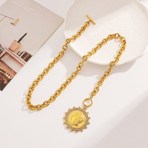 Collier en Acier Inoxydable et Titane Plaqué Or 18 carats avec Pendentif Géométrique en Forme de Pièce de Monnaie et Bordure en Cristal Sertie Pavé pour Femme, Bijou Tendance - Product Image 3