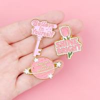 Broche en émail en forme de cœur de la série Pink Quote pour vêtements mignons, accessoires de sac à dos, badges, Nouvel An chinois, fabrication en gros