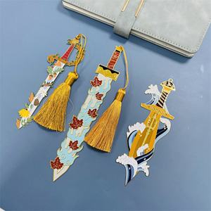 Nouveaux marque-pages en métal émaillé, designs personnalisés, exquis et élégants, avec pompons, pour cadeaux promotionnels - Product Image 1