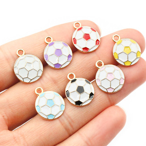 Colgantes pequeños de fútbol esmaltados de aleación de zinc para fabricación de joyas DIY - Product Image 4