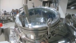 Réacteur de dispersion et de mélange chauffant en acier inoxydable de 500 L avec agitateurs pour la fabrication de pâtes et de confitures, idéal pour le traitement cosmétique - Product Image 4