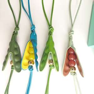 2025 yeni moda ve yaratıcı yeni çin tarzı bezelye Pod el yapımı deri Pod araba çantası kolye deri - Product Image 1