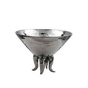 Bol de service moderne en métal, fait main, poli, avec base en forme de pieuvre, plat décoratif pour la présentation des aliments, fournitures pour fêtes et événements - Product Image 1