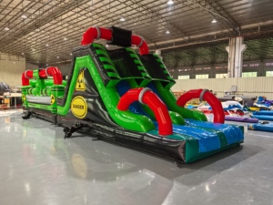 Pista de Obstáculos Inflable Personalizada con Área de Brincos y Accesorio de Tobogán - Product Image 1
