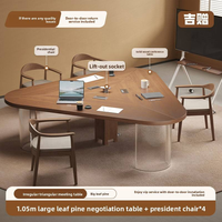 Table de réunion exécutive avec profil incurvé, modules utilitaires intégrés et configuration de sièges flexible