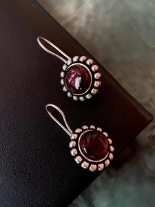 Boucles d'oreilles rondes à la mode en pierre Monalisa pour femmes bijoux de mode ethnique avec finition argentée principalement en laiton - Product Image 2