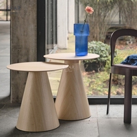 Table d'appoint moderne en bois massif avec pieds coniques, finition naturelle, pour salon, chambre et décoration d'hôtel