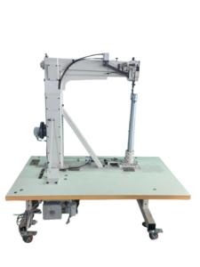 Máquina de coser industrial portátil tipo pilar con espacio de operación de 635 mm, modelo 8703-C3, personalizada para la fabricación de equipaje. - Product Image 3
