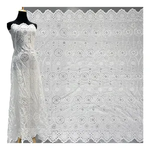 قماش قطني أبيض مطرز مباشرة من المصنع قماش مطرز 100% قطن مع حواف مغطاة فستان نسائي SS230511-EMB04