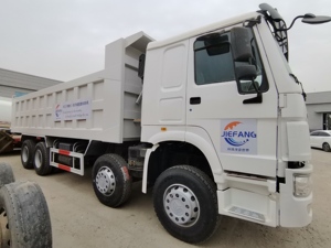 HOWO conduite à droite camion à benne basculante classique rouge entièrement chargé Performance Euro 2 norme d'émission 8x4 roue motrice - Product Image 5