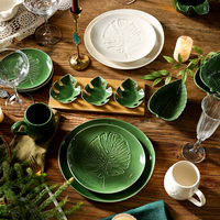 Assiettes de service en céramique en forme de feuille verte de taille personnalisée d'usine, sous glaçure, en porcelaine