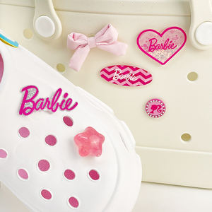 อุปกรณ์ตกแต่งรองเท้าแตะรูปกระดานโต้คลื่นสีชมพูธีมบาร์บี้จากมินิโซ สำหรับรองเท้าแตะฤดูร้อน ขายส่ง อุปกรณ์ตกแต่งรองเท้าแตะรูปโบว์รักแบบกำหนดเอง - Product Image 5