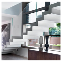 Escalier moderne à double poutre, poutres en Z jumelées, marches ouvertes en hickory, escalier résidentiel pour villa