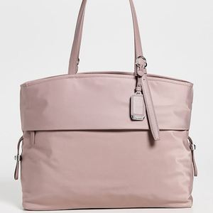 กระเป๋าโท้ทไนลอนกันน้ำขนาดใหญ่สำหรับผู้หญิง แบบกำหนดเองได้ สำหรับฤดูใบไม้ร่วง ฤดูร้อน เดินทาง ช้อปปิ้ง สะพายไหล่ มีช่องใส่แล็ปท็อปแบบมีซับใน ซิปปิด ใช้ได้ที่ชายหาด - Product Image 2