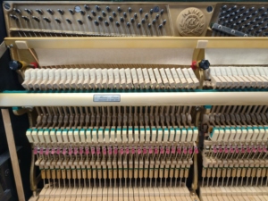 Piano acoustique droit d'occasion KU1B noir de qualité professionnelle japonaise avec mécanisme de style mécanique pour l'exportation en gros - Product Image 2