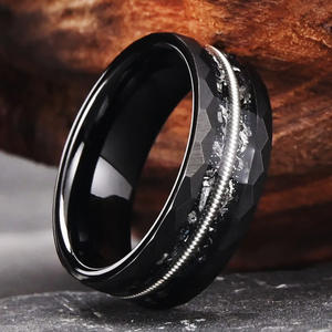 Anneau de guitare en acier tungstène martelé plaqué <span class=keywords><strong>noir</strong></span> de 8 mm de large en carbure de tungstène OEM pour alliance, cadeau pour femme et homme - Product Image 3
