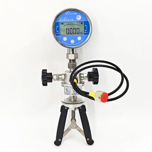 XINYIYB Pompe d'étalonnage d'huile hydraulique portable 700 bars avec manomètre intégré - Product Image 4