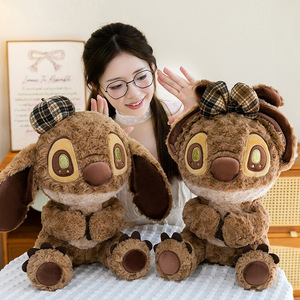 Simpatico Peluche <span class=keywords><strong>Stitch</strong></span> Marrone Cioccolato con Fiocco a Quadri, Giocattolo di Peluche Cartoon <span class=keywords><strong>Lilo</strong></span> & <span class=keywords><strong>Stitch</strong></span>, Morbido Cuscino Soffice, Regalo per Ragazze - Product Image 1