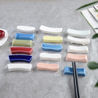 Support pour baguettes au design unique, en céramique blanche pure et élégante, adapté aux tables de restaurant d'hôtel et aux sièges de restaurant.