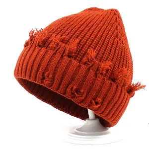 Nouveau design de bonnet tricoté au crochet en acrylique doux à la mode pour l'hiver pour hommes et femmes avec logo personnalisé