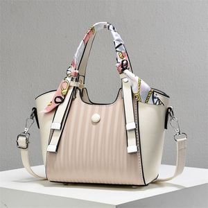 Sac à bandoulière élégant en cuir PU pour femme avec foulard – Grande Vente - Product Image 4
