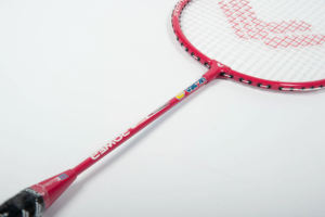 सभी खिलाड़ियों के लिए उत्कृष्ट गतिशीलता के लिए अल्ट्रा-मजबूत एल्यूमीनियम मिश्र धातु बैडमिंटन रैकेट कंपन - Product Image 3