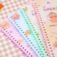 Carnet à spirale souple A5 147mm*212mm 80GSM 70 feuilles lignées avec motif d'ailes d'ours mignon, couverture en PP, 4 couleurs, 168 pièces/carton, vente en gros