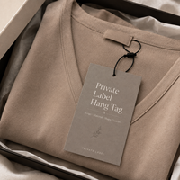 Fabricant d'étiquettes suspendues : Impression personnalisée de logos sur carton et papier artistique minimaliste pour vêtements, accessoires et marques.