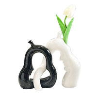 Vase en céramique noir et blanc avec apparence en forme de poire et tulipes