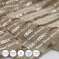 Maille brodée de sequins dorés élégante |   Tissu scintillant 95% polyester pour robes de mariée et robes de soirée |   Certifié OEKO-TEX