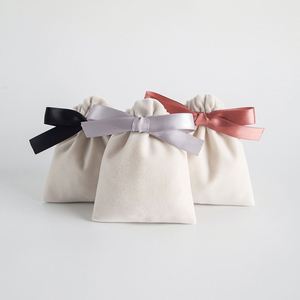 Sac en velours flanelle blanc cassé à cordon de serrage, doux et agréable pour la peau, imprimé en 3D, en stock, vente en gros - Product Image 1