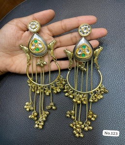 Pendientes de latón estilo vintage de Cachemira adornados con motivos detallados de pavo real, circonita verde, accesorios tradicionales de boda para mujer - Product Image 4