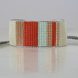   Pulsera artesanal de cuentas Miyuki con diseño de coral y rayas verde menta, hecha a mano. - Product Image 1