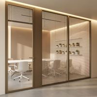 Cloison double vitrage en acier-aluminium de 84 mm avec persiennes motorisées résistantes aux chocs pour immeuble de bureaux commercial