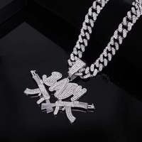 Pendentif Lettre BABY et Pistolets Croisés AK Iced Out avec Chaîne Maille Cubaine en Alliage de Zinc Plaqué Or 14K, Collier Statement Hip Hop, Cadeau