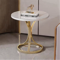 Table d'appoint élégante avec plateau en marbre et cadre en métal doré, design luxueux pour les espaces de vie modernes, portable et durable pour le mobilier de salon