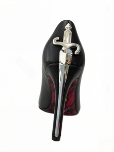 Escarpins vintage à talon haut <span class=keywords><strong>avec</strong></span> bride cheville et pendentif épée, en cuir verni noir - Product Image 2