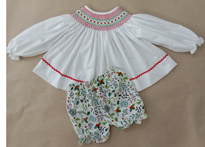 Collection de Noël pour enfants Preppy Holly Berry Smocked, ensemble festif brodé à la main pour les petites filles - Product Image 1