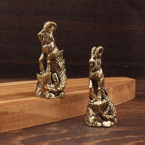 Adorno de Latón con Forma de Cabeza de Carpa, Decoración Feng Shui para el Hogar, Sala de Estar, Figura Decorativa de Forma Irregular, Paquete Individual - Product Image 1