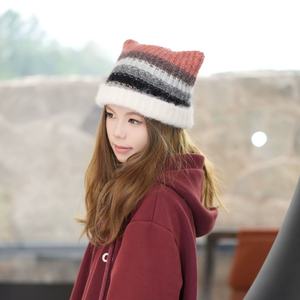 Fabricant de bonnets en mohair doublés de soie, bonnets personnalisés, logo personnalisé, bonnets doublés de satin, bonnets en laine tricotés, broderie jacquard, design personnalisé - Product Image 6